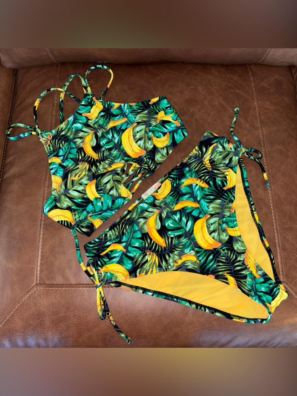 NWOT Gianni Bini Gone Bananas Yellow Tropical Print Bikini Set Women’s Medium